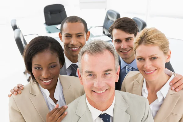 Diverse zakelijke team glimlachend omhoog op camera — Stockfoto