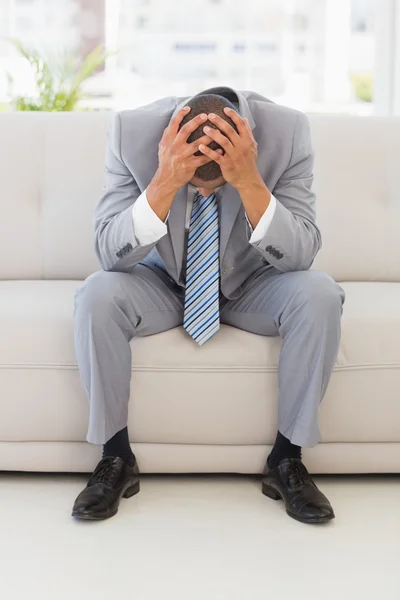 Hombre de negocios estresado sentado en el sofá — Foto de Stock