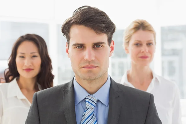 Ernstige zakenman voor zijn team — Stockfoto