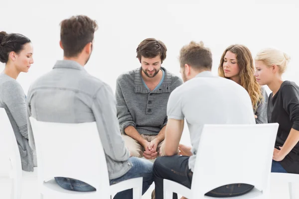 Grup terapisi oturumda bir daire içinde oturan — Stok fotoğraf