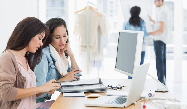 Female artists working at desk in creative office — Stock Photo, Image