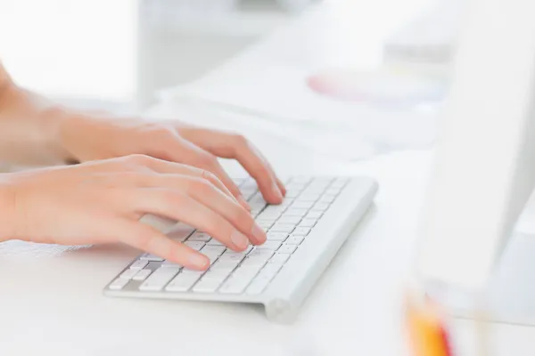 Primer plano de las manos utilizando el teclado del ordenador en la oficina — Foto de Stock