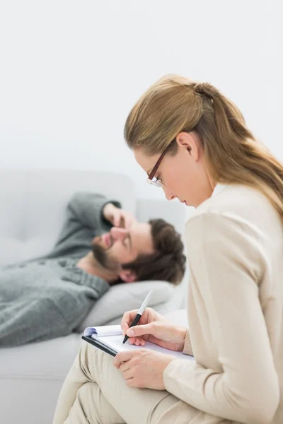 Mann bei Treffen mit einem Finanzberater — Stockfoto