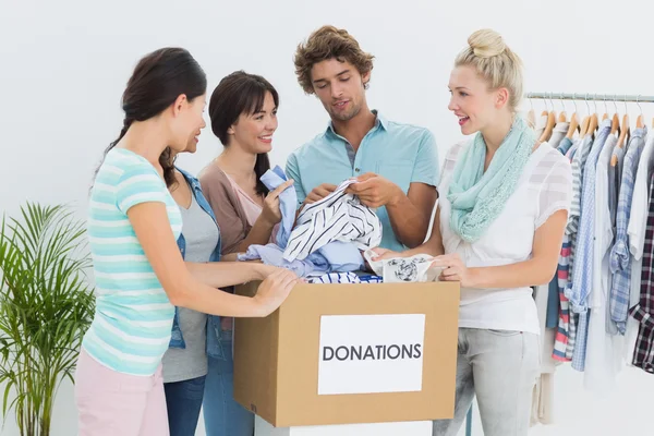 Pessoas com doação de roupas — Fotografia de Stock