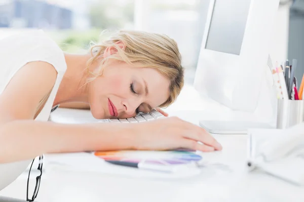 Жінка-художник з головою відпочиває на клавіатурі — стокове фото