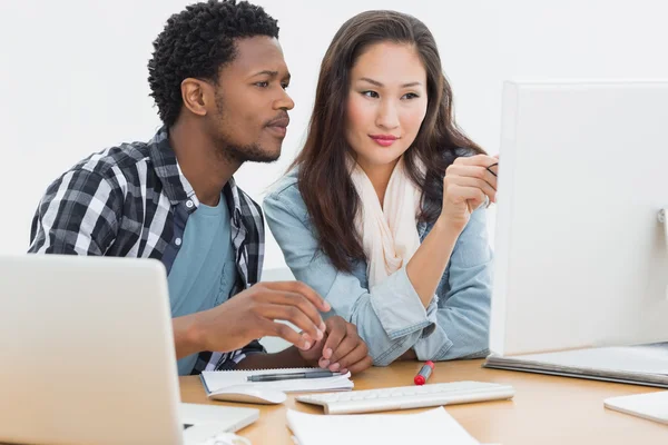 Casual par använder dator i office — Stockfoto