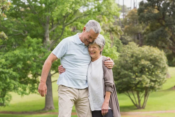 Feliz pareja de ancianos abrazándose en el parque —  Fotos de Stock