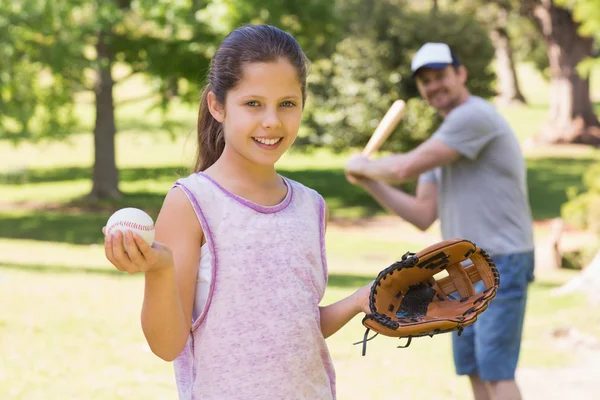 Far och dotter spelar baseball — Stockfoto