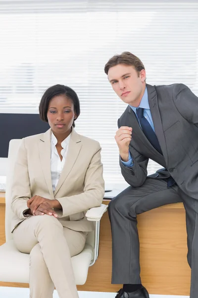 Geschäftskollegen sitzen im Büro — Stockfoto