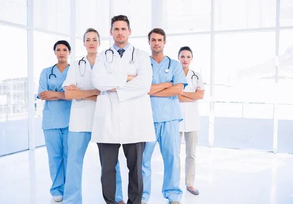 Retrato de un grupo serio de médicos confiados — Foto de Stock
