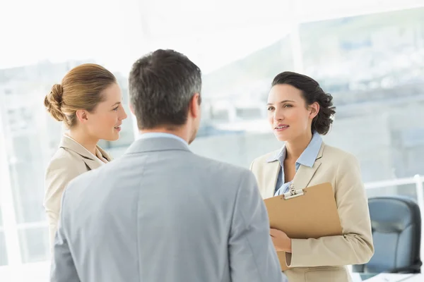 Business colleagues in discussion at office — Stock Photo, Image