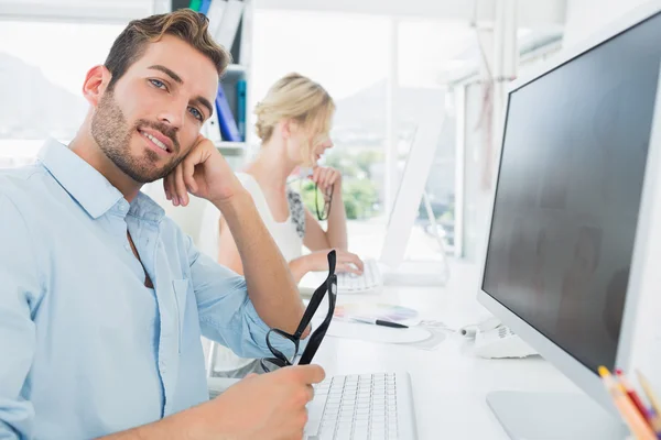 Sonriente pareja joven casual trabajando en la computadora —  Fotos de Stock