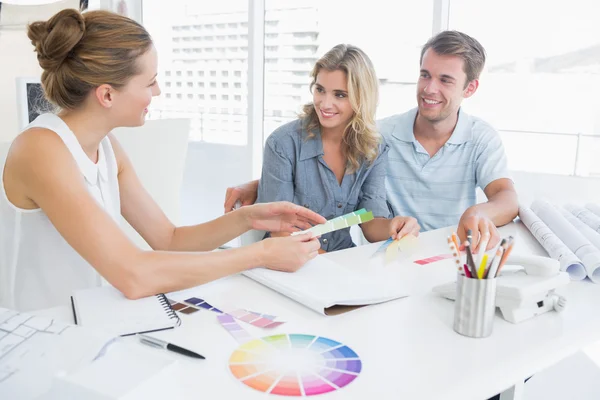 Gruppo di artisti che lavorano sui disegni — Foto Stock