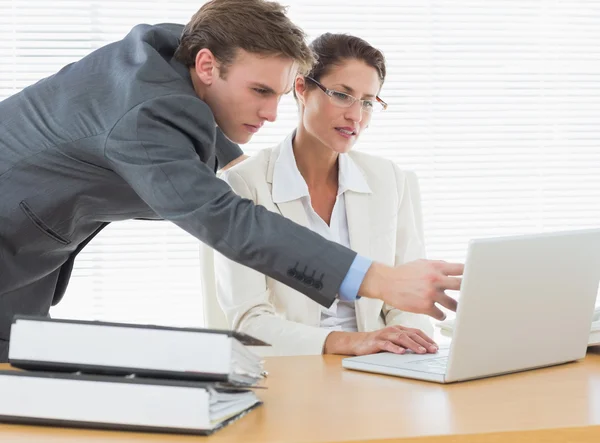 Concentrated business couple using laptop — Stock Photo, Image