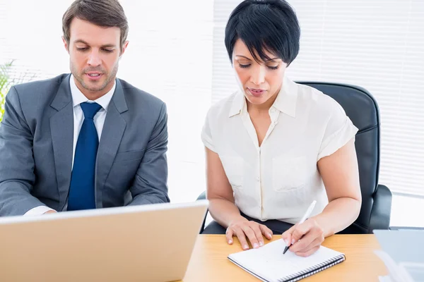 Snyggt klädd kolleger i affärsmöte — Stockfoto