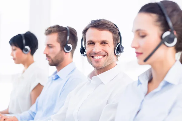 Compañeros de negocios con auriculares en fila — Foto de Stock