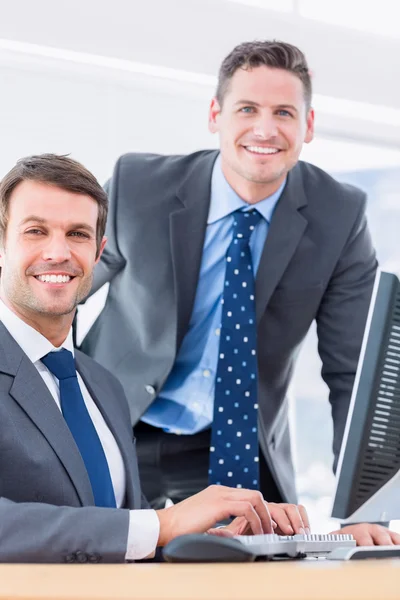 Empresarios usando computadora en el escritorio de la oficina —  Fotos de Stock