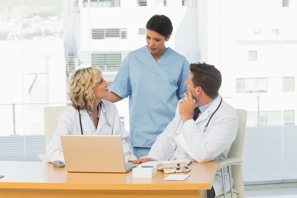 Three concentrated doctors in discussion — Stock Photo, Image