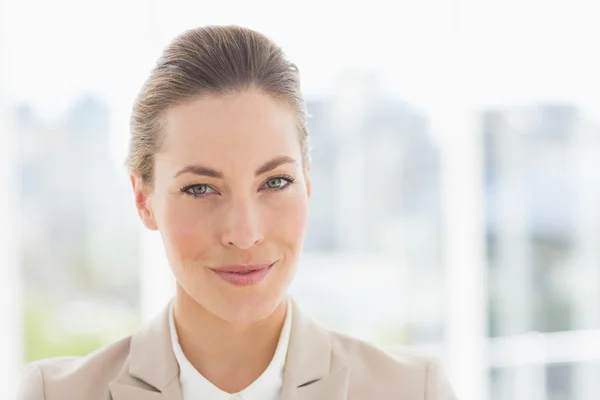 Close-up portret van een jonge zakenvrouw glimlachen — Stockfoto
