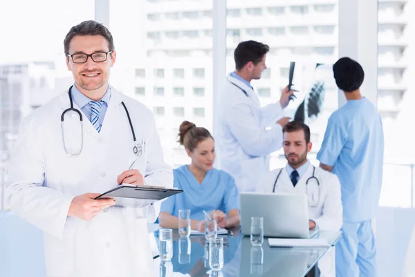 Artsen op het werk in medische kantoor — Stockfoto