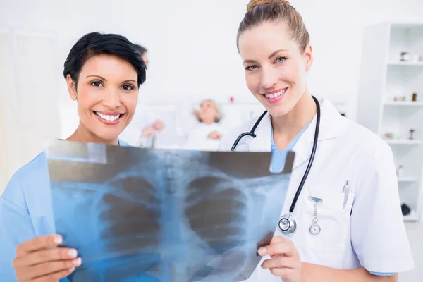 Retrato de un sonriente médico y cirujano examen de rayos x — Stockfoto