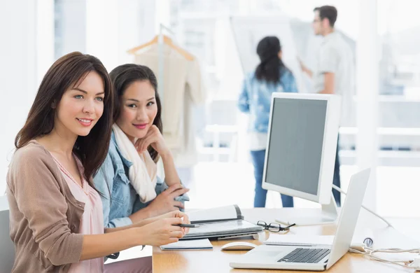 Artistas femeninas trabajando en el escritorio en la oficina creativa — Foto de Stock