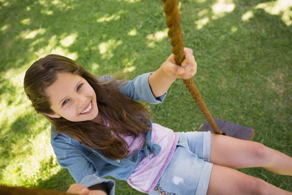 Roztomilá malá mladá dívka sedí na houpačce — Stock fotografie
