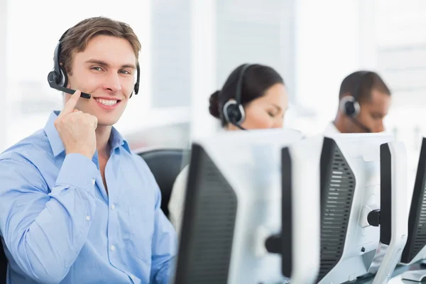 Collega's met headsets met behulp van computers — Stockfoto