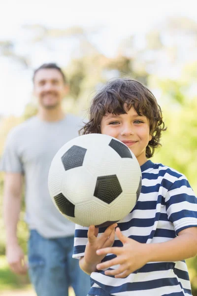 公園でサッカーをしている父と息子は — ストック写真