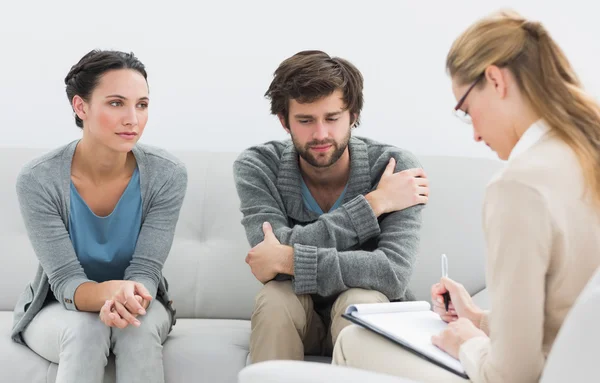 Paar bei Treffen mit einem Finanzberater — Stockfoto