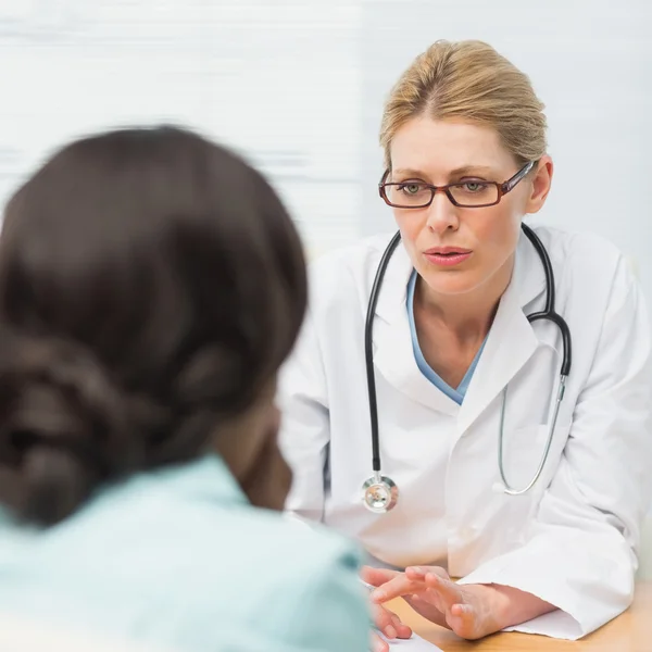 Médico preocupado conversando com seu paciente — Fotografia de Stock