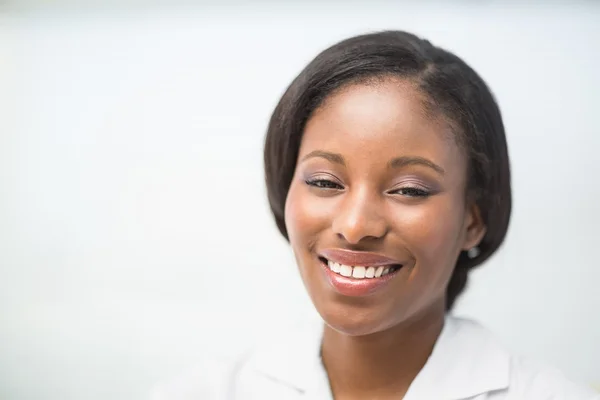 Enfermeira feliz sorrindo para a câmera — Fotografia de Stock