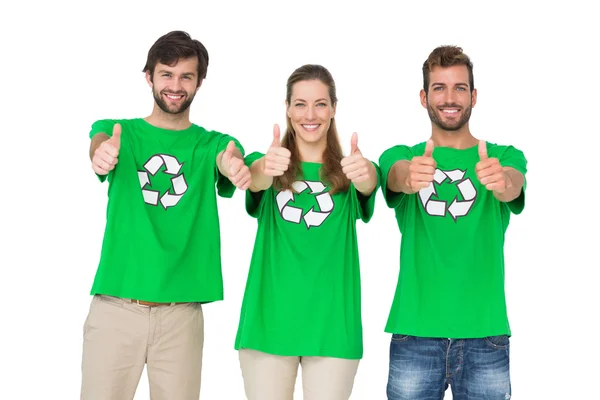 Mensen in de recycling symbool t-shirts gebaren duimschroef opwaarts — Stockfoto