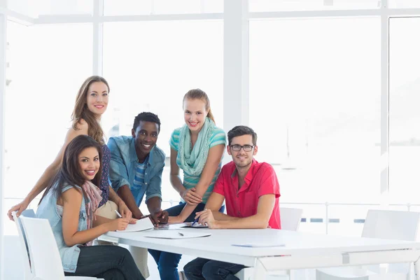 Retrato de grupo de artistas casuales que trabajan en diseños — Foto de Stock