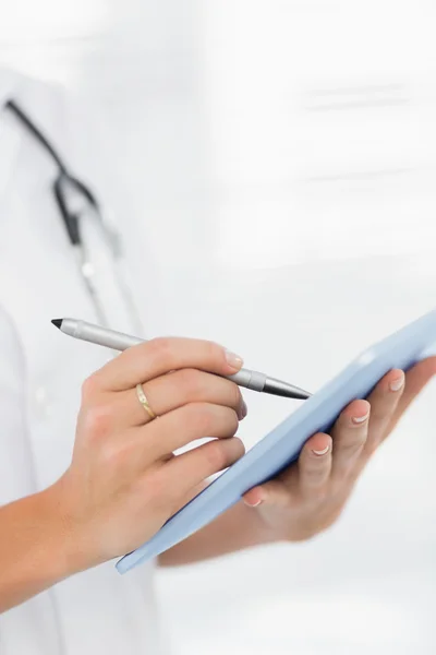 Kadın doktor dijital tablet kullanarak orta kısmında — Stok fotoğraf