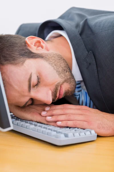 Empresário descansando com a cabeça sobre o teclado na mesa — Fotografia de Stock