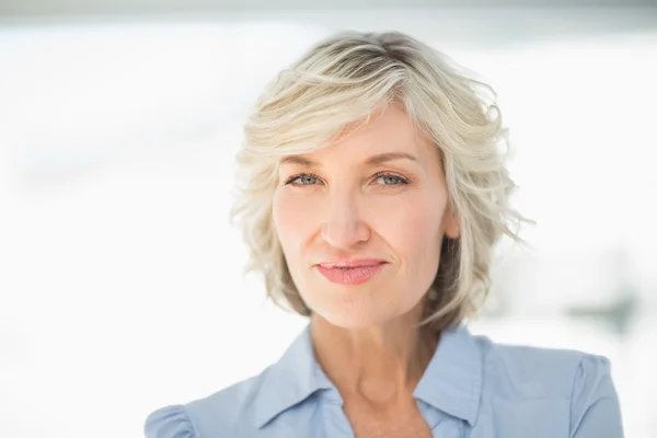 Retrato de cerca de una mujer de negocios sonriente — Foto de Stock