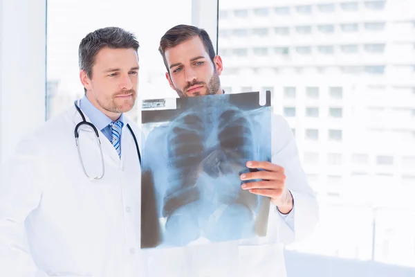 Male doctors examining x-ray in medical office — Stock Photo, Image