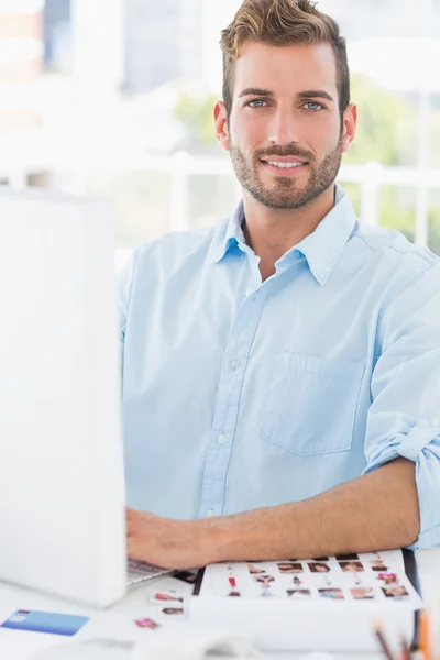 Portrait d'un jeune homme souriant utilisant un ordinateur — Photo