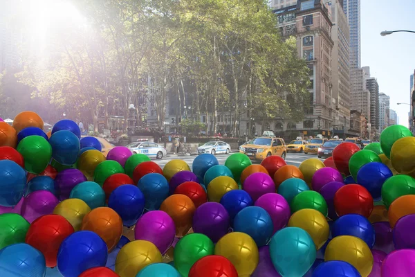 Mnoho barevných balónků na ulici — Stock fotografie