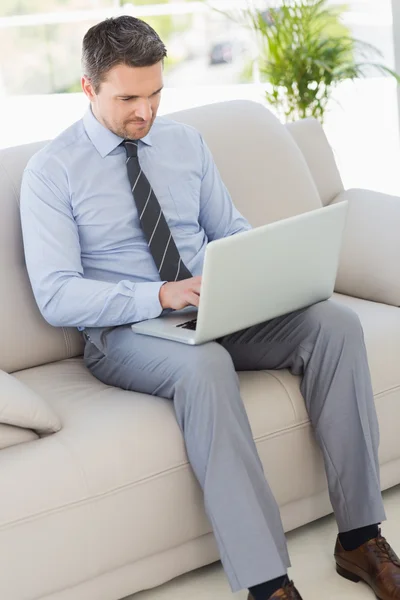 Bem vestido homem usando laptop em casa — Fotografia de Stock