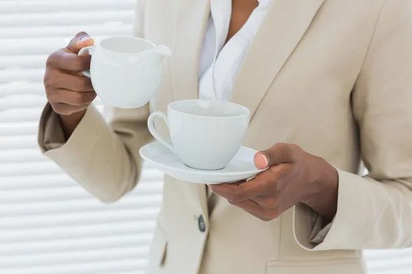 กลางส่วนของนักธุรกิจหญิงหรูหราที่มีถ้วยชา — ภาพถ่ายสต็อก