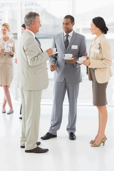 Mensen uit het bedrijfsleven praten en drinken koffie tijdens een conferentie — Stockfoto