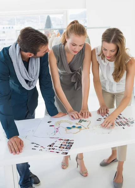 Três designers de moda discutindo projetos — Fotografia de Stock