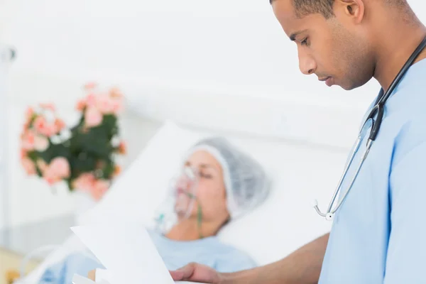 Doctor visiting patient in hospital — Stock Photo, Image