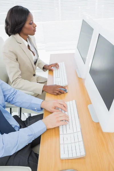 Business colleagues using computers at desk — Stock Photo, Image