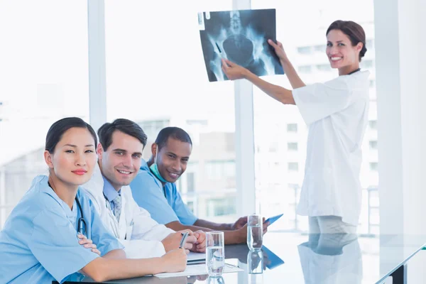 Medico femminile che spiega i raggi X al suo team — Foto Stock