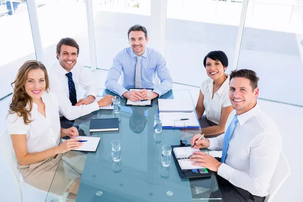 Executivos sentados em torno da mesa de conferências — Fotografia de Stock