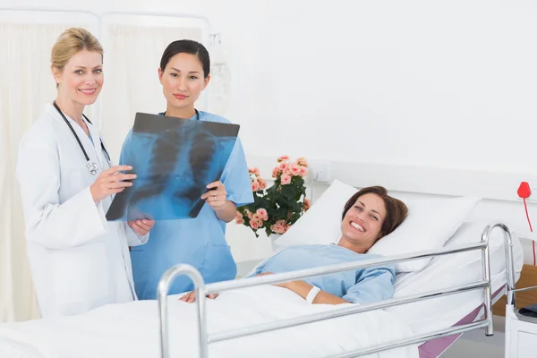 Doktorlar hastanede hasta ile x-ışını inceleyerek — Stok fotoğraf