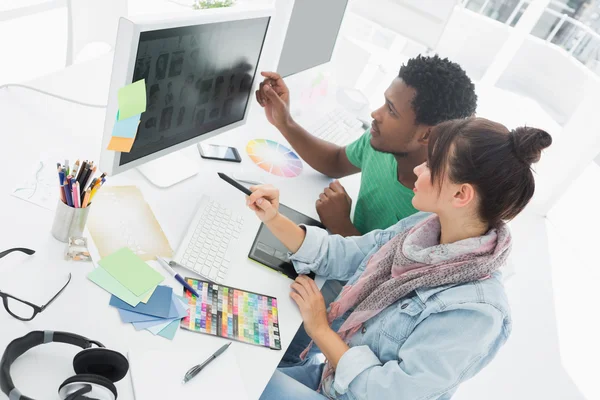 Twee kunstenaars werken op de computer op kantoor — Stockfoto